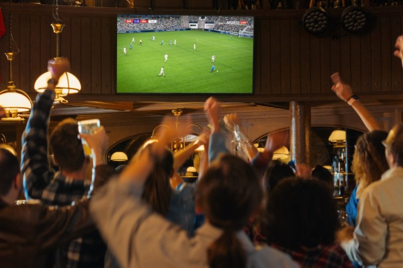 pasionati care urmaresc un meci de fotbal