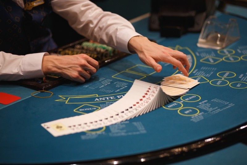 joc de cărți într-un cazinou