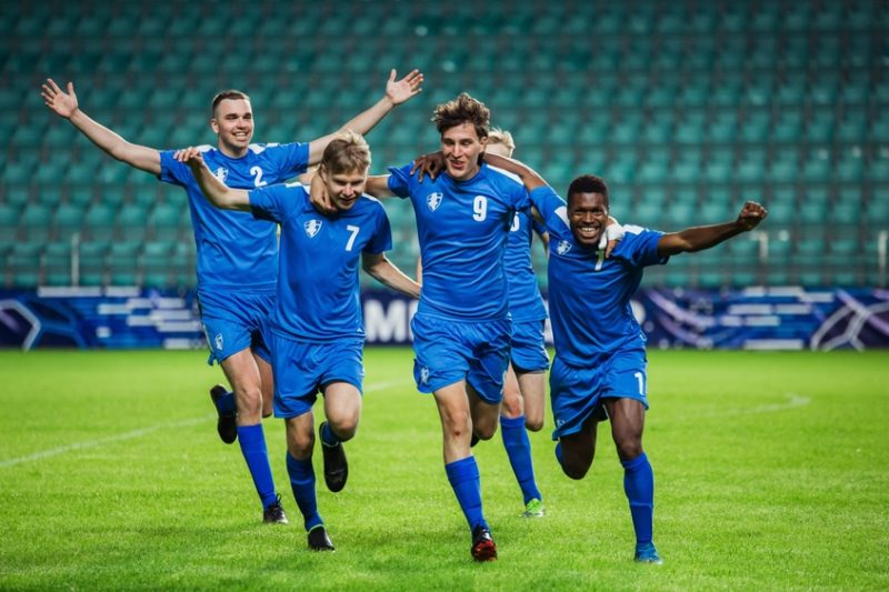 o echipă de fotbal jucând acasă și în deplasare