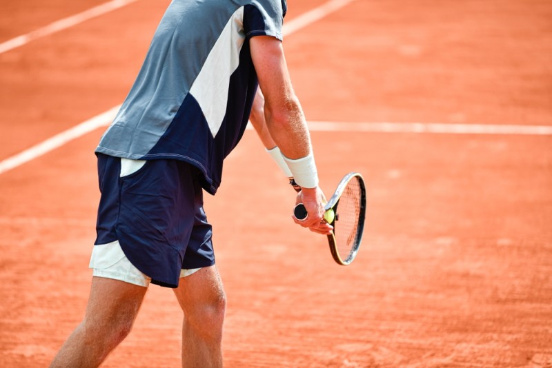 Terenul de la Roland Garros - jucator care se pregateste sa serveasca