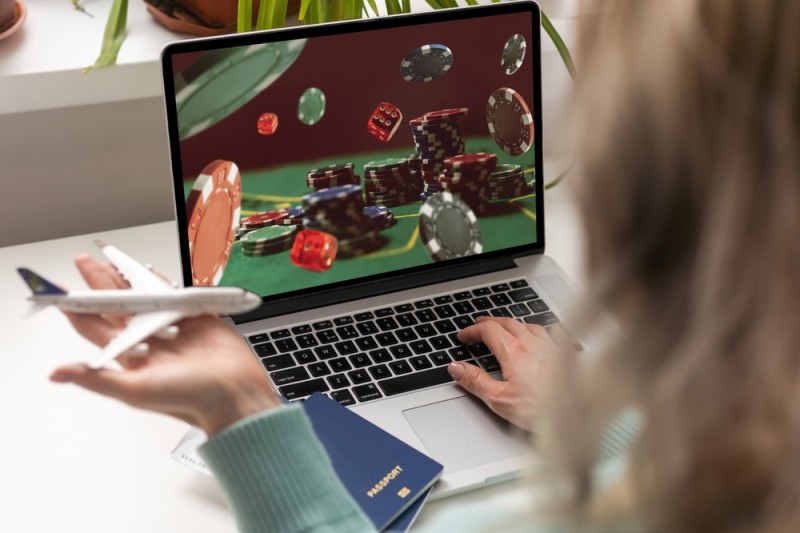 jucatoare de casino online pe laptop, cu gandul la calatorii