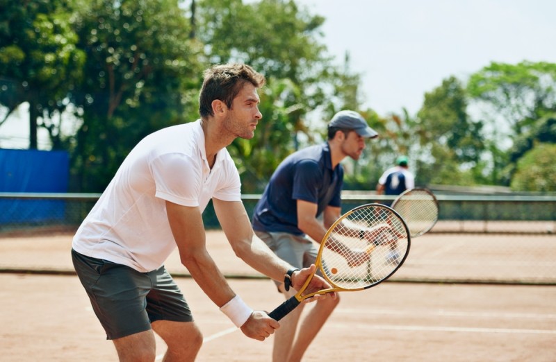 jucatori de tenis intr-o competitie de dublu challenger