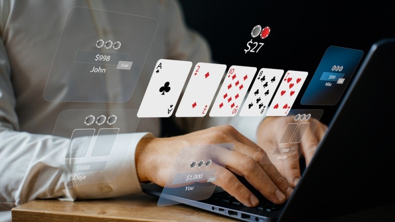 jucator de poker hold em pe laptop