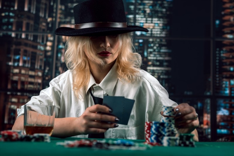 jucatoare de poker care face un bluff
