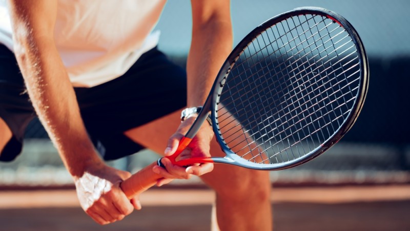 jucator de tenis care primeste serva