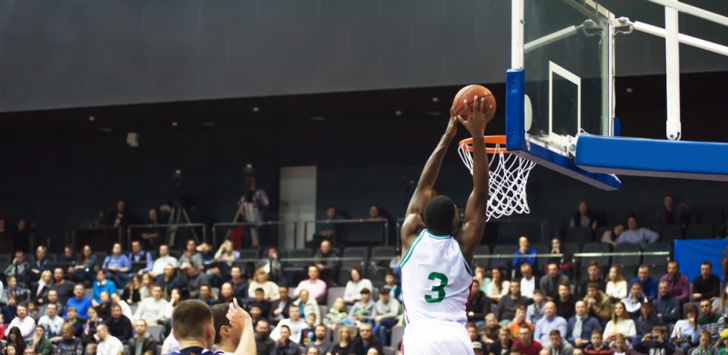 un slamdunl intr-un meci din NBA