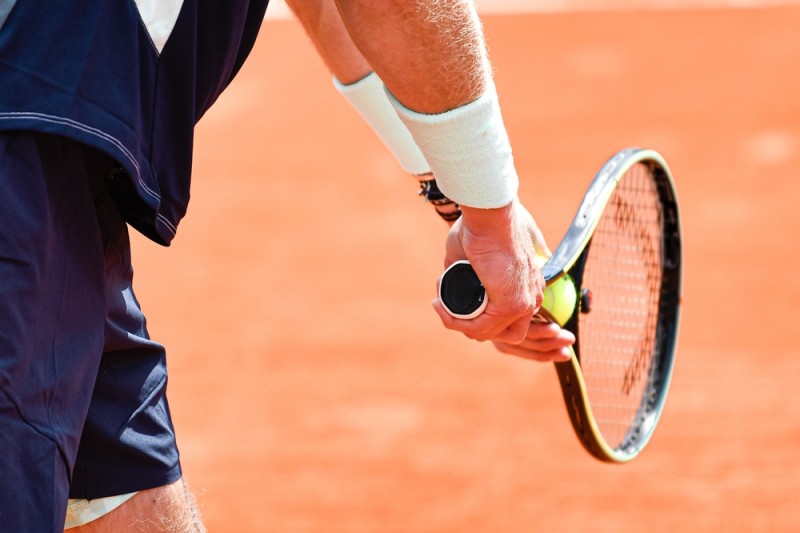 jucator servind la roland garros