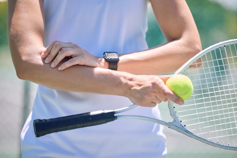 jucator de tenis care se accidenteaza la mana pe teren