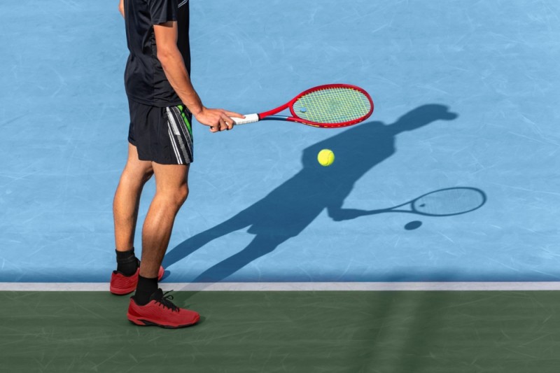 jucator de tenis pregatindu-se de serva