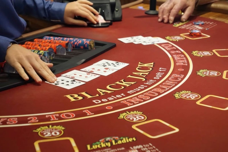 masa de blackjack intr-un cazino fizic in timpul unui joc