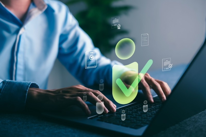 utilizator cazino care isi verifica identitatea pe laptop