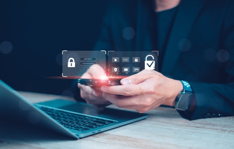 utilizator actualizand datele personale pe laptop si telefon