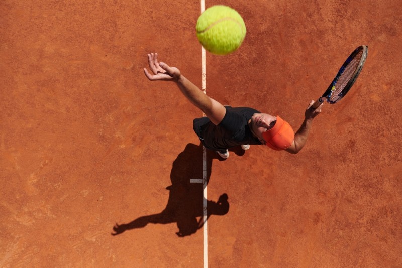 jucator servind la roland garros