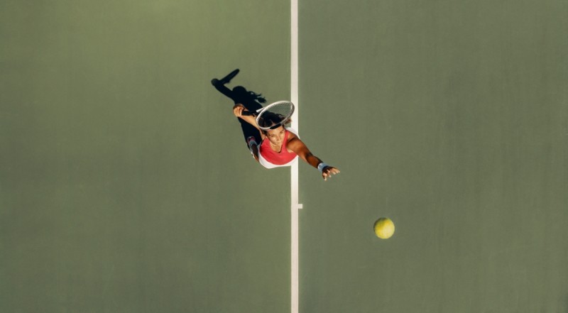 jucatoare de tenis servind