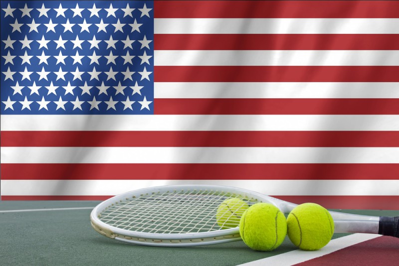 racheta, mingi de tenis si steagul sua