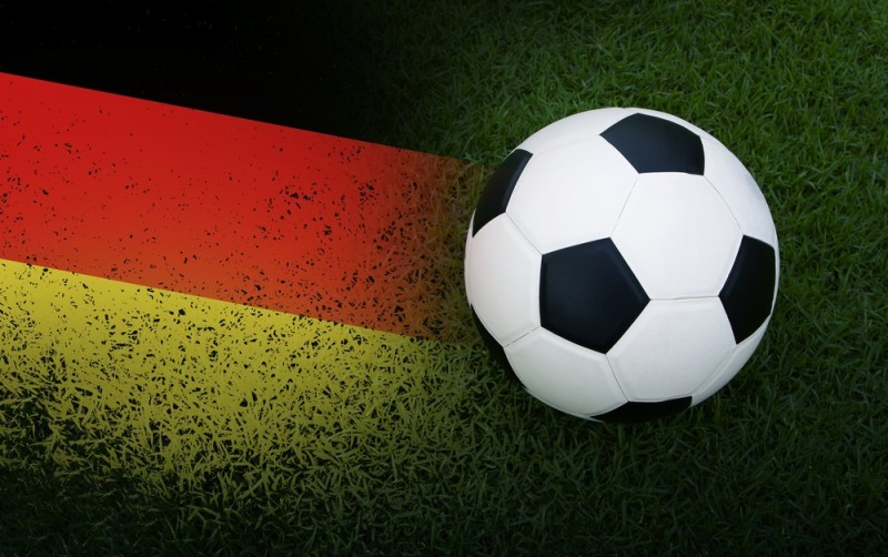 minge de fotbal si steagul germaniei pe teren