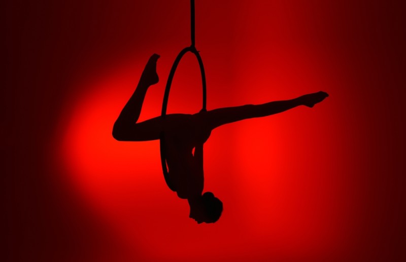 acrobat de circ pe un fundal rosu