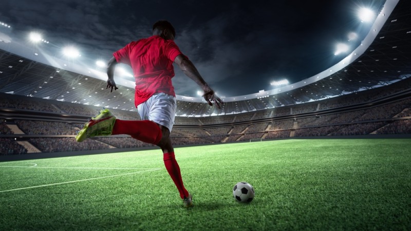 jucator de fotbal pregatindu-se sa degajeze mingea